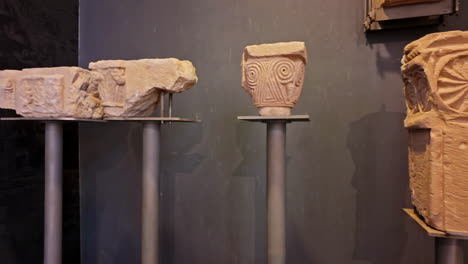 Artefactos-Antiguos-En-Una-Exhibición-En-El-Museo-Del-Castillo-De-Chlemoutsi-En-Grecia