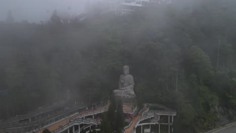 Un-Dron-Vuela-A-Través-De-La-Niebla-Cerca-De-Las-Tierras-Altas-De-Genting-En-Malasia:-Se-Pueden-Ver-Templos-Y-Estatuas-De-Buda