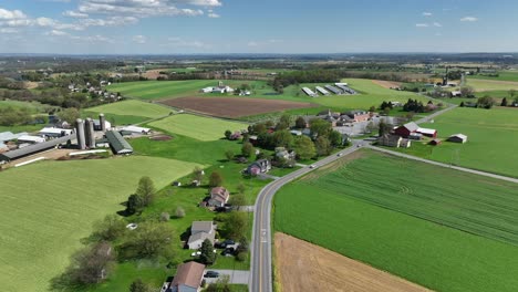 Leuchtend-Grünes-Ackerland-Im-Frühling