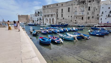 Barcos-Azules-En-La-Hermosa-Ciudad-Antigua-De-Monopoli,-Italia.