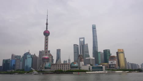 Skyline-Von-Shanghai-Mit-Oriental-Pearl-Tower-Und-Modernen-Gebäuden-Vom-Bund-über-Den-Fluss-Hangpu