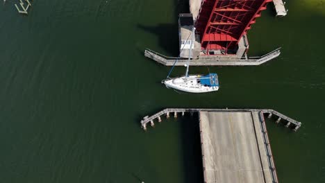 Yacht-überquert-Klappbrücke-Entlang-E-Drive-Beach-In-Panama-City,-Florida,-USA