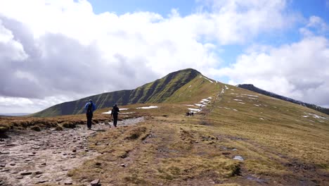 Excursionistas-Caminando-Hacia-El-Pico-Nevado-Pen-Y-Fan