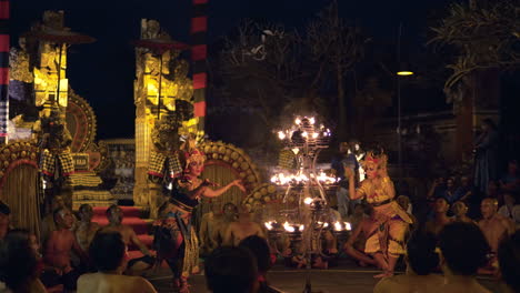 Danza-Tradicional-Balinesa-Del-Fuego-Kecak---Actuación-De-La-Princesa-Sita-En-Ji