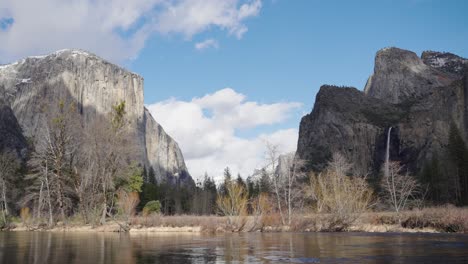 Blick-Auf-Das-Yosemite-Valley-Im-Yosemite-Nationalpark-Vom-Merced-River