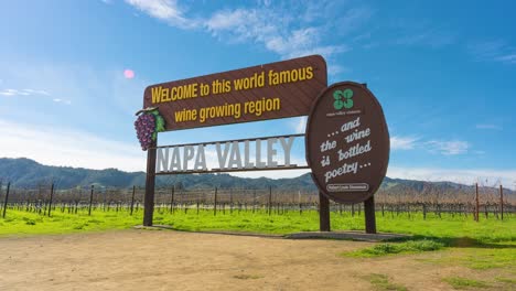 Bienvenido-Al-Cartel-Del-Valle-De-Napa,-En-La-Región-Vinícola-De-Yountville,-California,-Timelapse-De-Personas-Que-Visitan-La-Famosa-Atracción