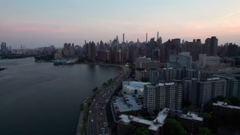 East-River-De-Nueva-York-Y-FDR-Drive-Por-La-Noche,-Disparo-De-Drone,-4k