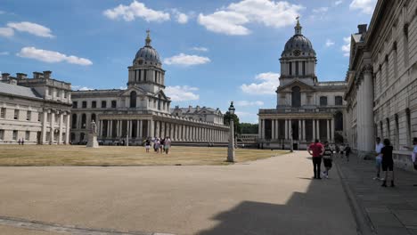 Der-Alte-Zentrale-Platz-Des-Royal-Naval-College-In-Greenwich,-London,-Ca.-Juli-2023