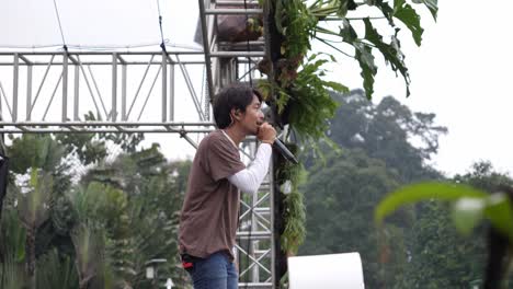 Fiersa-Besari-Famosa-Cantante-Indonesia-Cantando-En-El-Escenario-Del-Festival-De-Música-Al-Aire-Libre