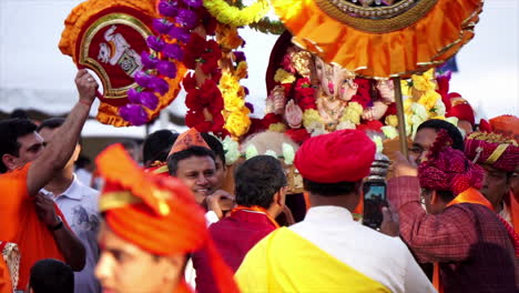 Una-Estatua-Murti-De-La-Deidad-Con-Cabeza-De-Elefante,-Ganesh-Se-Lleva-En-Un-Palanquín-En-Una-Celebración-Religiosa.