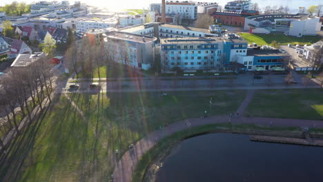 Viiking-Spa-Hotel-Und-Valli-Park-Mit-Goldenem-Sonnenlicht-In-Der-Luftaufnahme