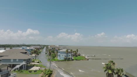 Una-Vista-Aérea-De-Un-Dron-Alejándose-De-La-Marea-Alta-Y-El-Viento-En-Todville-Road-Debido-A-La-Tormenta-Tropical-Alberto-En-Seabrook,-Texas