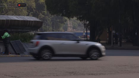 Roundabout-intersection-in-Mexico-CIty,-cars-traffic-passing,-day-time