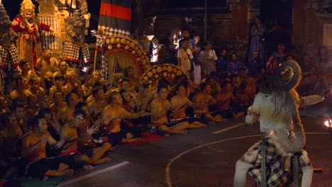 Nachtaufführung-Des-Kecak-Feuertanzes-Im-Ji