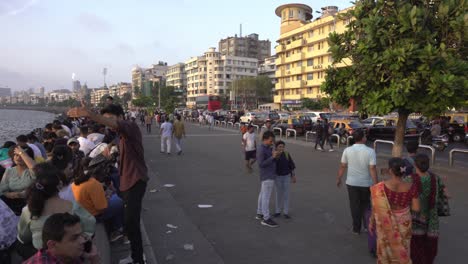 Touristen-Am-Marine-Drive-Sunset-Point-Am-Abend-Neben-Der-Netaji-Subhash-Chandra-Bose-Road