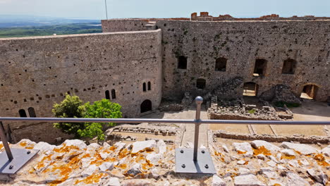 Museo-Del-Castillo-De-Chlemoutsi-En-La-Cima-De-Una-Montaña-En-Grecia