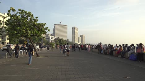 Turistas-En-El-Punto-De-Puesta-De-Sol-De-Marine-Drive-Por-La-Noche-En-El-Sur-De-Mumbai