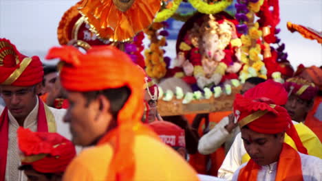 Celebrantes-En-Una-Procesión-Religiosa-En-Honor-A-La-Deidad-Hindú,-Ganesh.