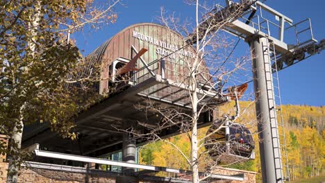 Tourist,-Der-Im-Herbst-Mit-Der-Telluride-Gondel-Zur-Bergdorfstation-Fährt