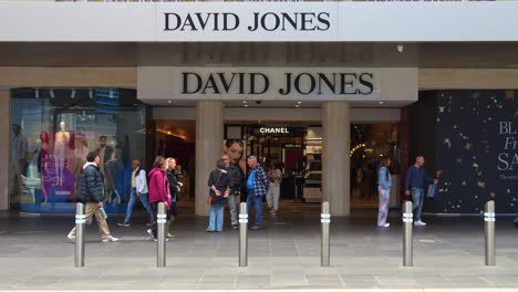 Der-Fußgängerverkehr-Vor-Dem-Haupteingang-Des-David-Jones-Flagship-Stores-In-Der-Geschäftigen-Innenstadt-Von-Melbourne-Und-Fußgänger,-Die-Durch-Die-Bourke-Street-Mall-Schlendern,-Aufgenommen-In-Zeitlupe