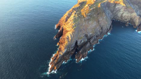 Irlanda-Lugares-épicos-Drone-En-El-Mar-Paisaje-Al-Atardecer-Faro-De-Sheeps-Head-West-Cork-En-Una-Cálida-Noche-De-Verano