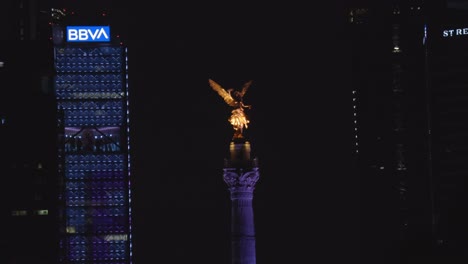 El-ángel-De-La-Independencia-Se-Ilumina-Por-La-Noche-En-La-Ciudad-De-México,-Punto-De-Referencia