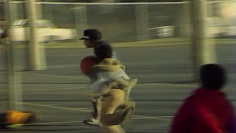 Schülerinnen-Und-Schüler-Aus-Den-1970er-Jahren-Spielen-In-Der-Pause-Ball