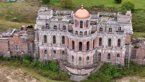 Atemberaubende-Fassade-Des-Verlassenen-Hamilton-Palace-In-Uckfield,-Großbritannien,-Luftaufnahme