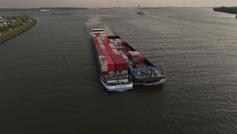 Sento-Frachtschiff-Beladen-Mit-Containern-Segelt-Auf-Dem-Fluss-Moerdijk-In-Holland,-Niederlande