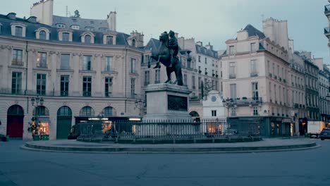 Foto-De-La-Estatua-De-Luis-XIV-En-La-Place-Des-Victoires,-París.