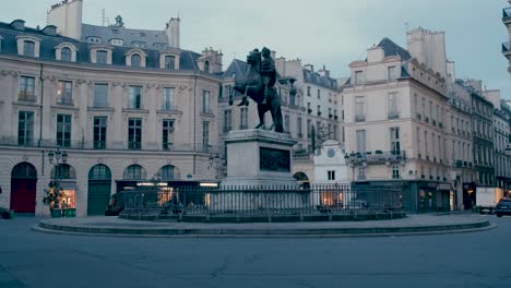 Shot-of-the-statue-of-Louis-XIV-in-Place-des-Victoires,-Paris