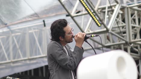 Pamungkas-Berühmter-Indonesischer-Sänger-Singt-Auf-Der-Bühne-Beim-Open-Air-Musikfestival