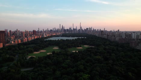 Gorgeous-sunset-skyline-shot-of-Manhattan-skyline,-New-York-City