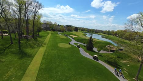 FPV-Drohnenaufnahme-Auf-Dem-Renommierten-Golfplatz-Des-Country-Clubs