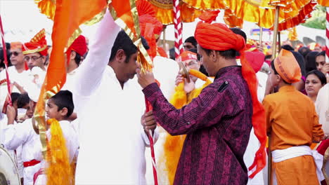 Los-Celebrantes-Hindúes-Se-Reúnen-Antes-De-La-Procesión-En-El-Festival-De-Ganesh.