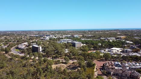 Vista-Aérea-De-La-Ciudad-De-Joondalup-Sobre-El-Camino-Junto-Al-Lago-Con-Fondo-Oceánico