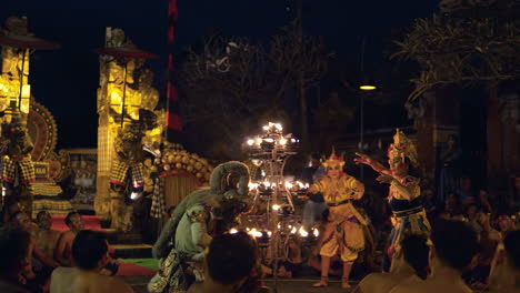 Los-Personajes-De-Hanuman-Y-Sita-Realizan-La-Danza-Del-Fuego-Kecak-En-Ji