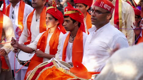 Los-Tamborileros-Actúan-En-Una-Procesión-Religiosa-En-Honor-De-La-Deidad-Hindú,-Ganesh.