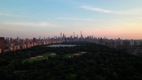 Quintessential-New-York-City-skyline-drone-shot-from-Central-Park,-4K