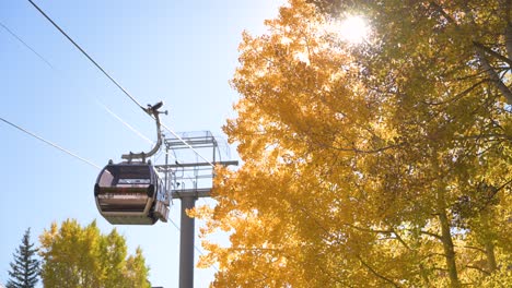 Tourist,-Der-Im-Herbst-Mit-Der-Telluride-Gondelbahn-Von-Der-Bergdorfstation-Wegfährt