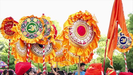 Los-Celebrantes-Hindúes-Se-Reúnen-Bajo-Pancartas-Y-Banderas-Para-Una-Procesión-Religiosa.