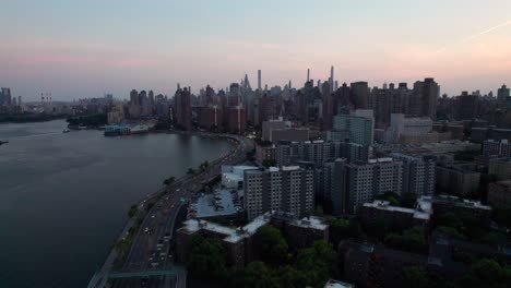 East-Harlem-In-Der-Abenddämmerung,-Drohnenaufnahme,-4k