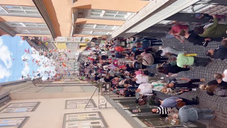 Menschen-Auf-Der-Krämerbrücke-In-Der-Mittelalterlichen-Innenstadt-Von-Erfurt-Während-Der-Festlichen-Feiertage