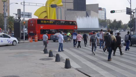 Mexiko-Stadt-Innenstadt,-Tagsüber-Autoverkehr-Und-Menschenmenge-Zu-Fuß