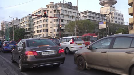 Señal-De-Tráfico-Netaji-Subhash-Chandra-Bose,-Carretera-Muy-Transitada-De-Mumbai-Y-Tráfico-En-Marine-Drive