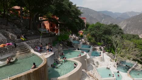 La-Gente-Se-Relaja-En-Las-Aguas-Termales-De-Tolantongo.