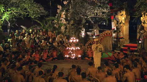 Comienzo-De-La-Danza-Del-Fuego-Kecak-En-Ji