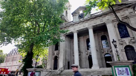 Eine-Wunderschöne-Aussicht-Auf-St.-Johns-Smith-Square,-Einem-Historischen-Musikveranstaltungsort-Im-Herzen-Von-Westminster,-London