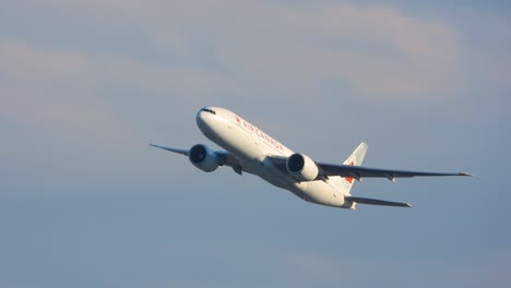 Verkehrsflugzeug-Von-Air-Canada-In-Der-Luft,-Kamerafahrt