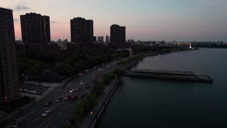 Nachtverkehr-Auf-New-Yorks-FDR-Drive,-Luftaufnahme